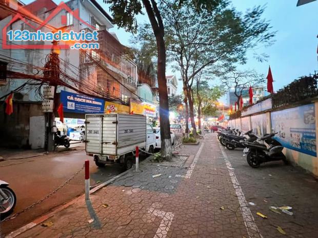 Bán nhà lô góc phân lô mặt ngõ 22 Trung Kính 55m2, 2 tầng, ô tô tránh, kd, chỉ 16.8 tỷ.