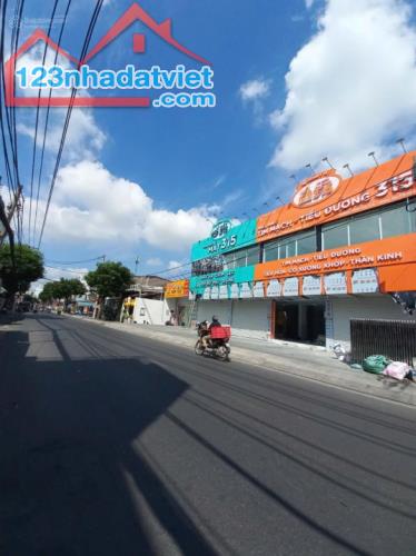 Bán nhà góc 3 mặt tiền Nguyễn Văn Quá Q12. Diện tích 19x35 Sổ công nhận 675m2 HĐT 120tr/1