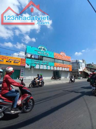 Bán nhà góc 3 mặt tiền Nguyễn Văn Quá Q12. Diện tích 19x35 Sổ công nhận 675m2 HĐT 120tr/1 - 2