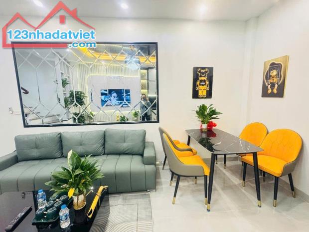 BÁN NHÀ GẦN CÔNG VIÊN NƯỚC HỒ TÂY - MẶT NGÕ THÔNG - GẦN Ô TÔ . DT 35M*6TẦNG - GIÁ 7.5TỶ .