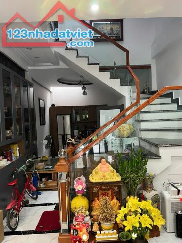 Bán nhà tuyến 2, cách mặt đường Đồng Hòa 100 mét, ngõ hơn 4m