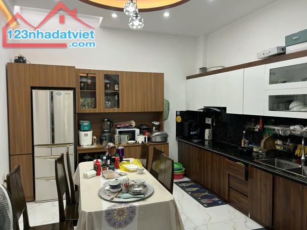 Bán nhà tuyến 2, cách mặt đường Đồng Hòa 100 mét, ngõ hơn 4m - 2
