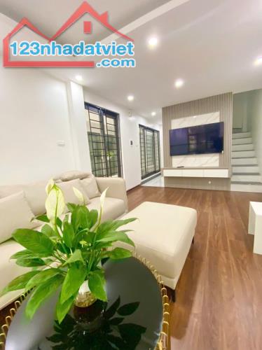 BÁN GẤP NHÀ PHỐ NGỌC LÂM 38M * 6T, THANG MÁY, FULL ĐỒ, LÔ GÓC, GARA ÔTÔ. GIÁ 8.6 TỶ - 1