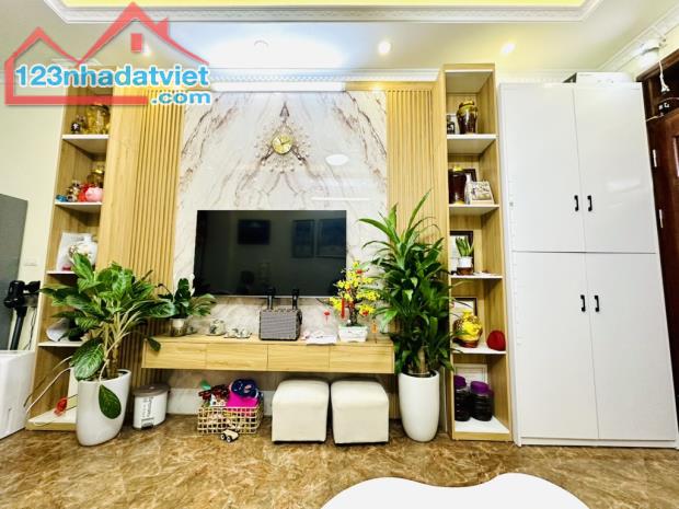 🔥🔥🔥  BÁN NHÀ THẠCH BÀN 30m2- 5 TẦNG- HƠN 5 TỶ- FULL NỘI THẤT Ô TÔ ĐỖ CỔNG.- XUNG QUANH - 1