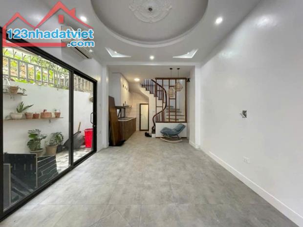 Gốc Đề Hoàng Mai – Nhà Đẹp Ở Ngay – Lô Góc – 42m 5 Tầng – Gần Ô Tô, 6,8 Tỷ.