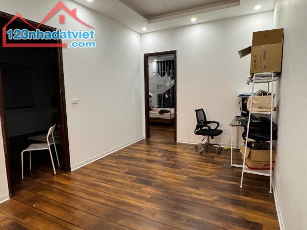 Bán nhà 4T Phố Khương Đình DT:50m. Giá chỉ : 6.69 tỷ.