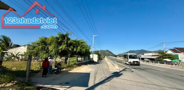 Bán lô đất 2 mặt tiền suối cát - cam lâm dt 286m2 Giá 1ty5 . lh Trần Yên Trinh