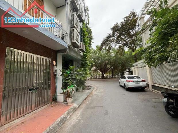 BÁN NHÀ MẶT PHỐ NGUYỄN VĂN TRỖI 2 TẦNG 10.5 TỶ VỊ TRÍ ĐẸP, KINH DOANH SẦM UẤT, SỔ CHÍNH CH