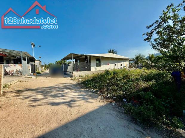 Bán lô đất suối cát - cam lâm dt 145.7m2 giá bán 760tr lh em Trinh để đi xem đất và