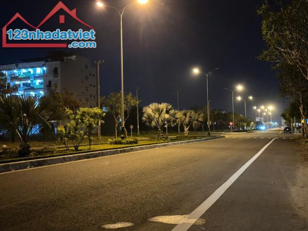 - Đất Nam Hoà Xuân Chính Chủ, vị trí đẹp, sát lô góc giao nhau hai đường 10,5m lề 5m, nối