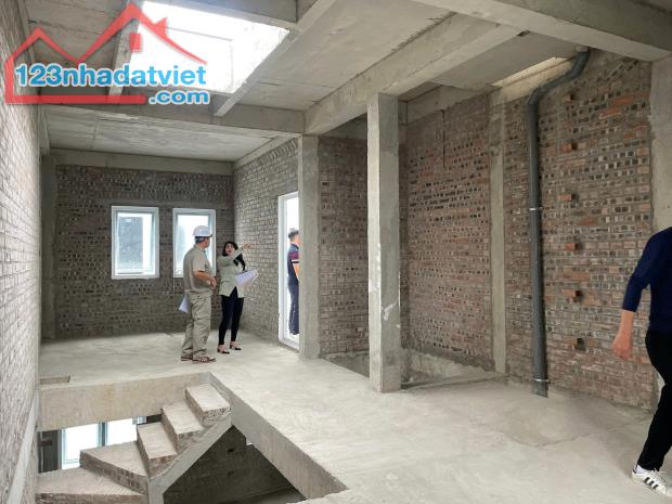 Cần bán nhà chính chủ 5 tầng thang máy DT 80m TT Trâu Quỳ Gia Lâm oto tránh kính doanh