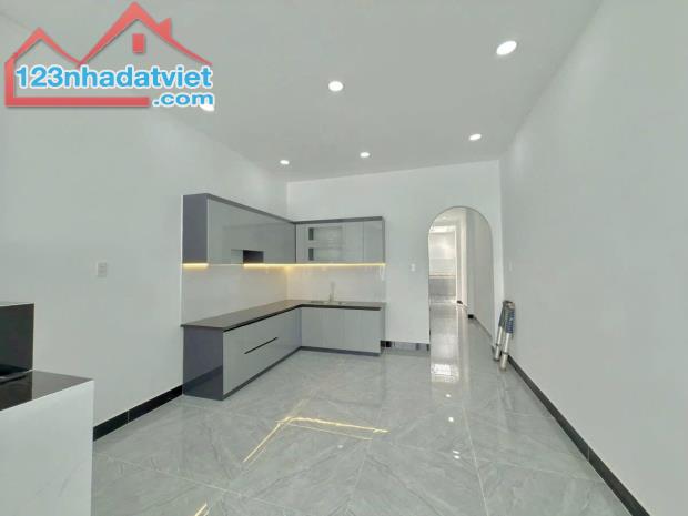 Bán nhà cấp 4 ngay cây xăng Đức Hưng Phường Tân Phong SHR Thổ cư - 2
