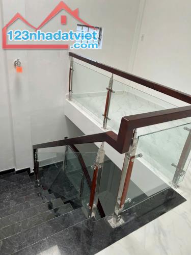 cần bán gấp nhà 1 trệt 1 lầu ,4ph ngủ, đường xe hơi tới cửa vị trí đẹp giá 3 tỷ 780 - 2