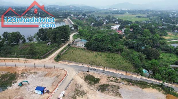 Chuyển nhượng mảnh đất siêu phẩm 2 mặt tiền bám đường nhựa tại Nhuận Trạch Lương Sơn HB