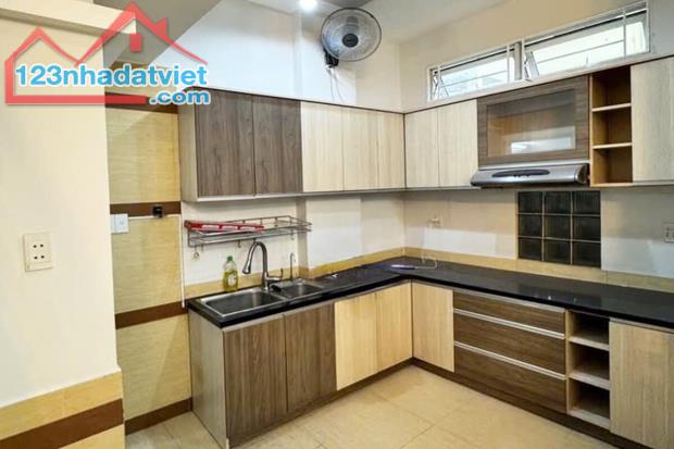 Bán nhà Nguyễn Trọng Tuyển, Xe hơi, 39m² (3.5m hậu 4.2m, dài 10.2m) - Giá 7.9 tỷ TL - 3