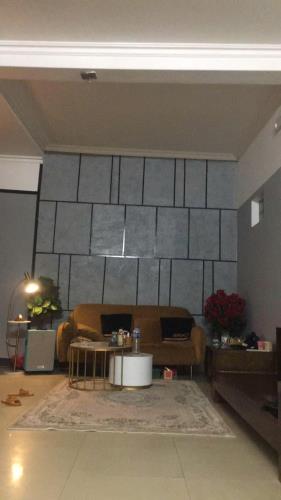 Bán căn nhà 2 tầng về ở luôn xóm Trung Văn Cao