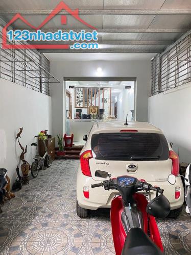 Bán nhà 3 tầng Phương Khê 100m2 có sân cổng, kinh doanh thoải mái.