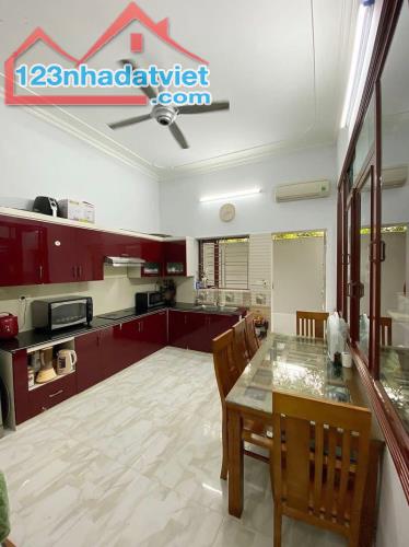 Bán nhà 3 tầng Phương Khê 100m2 có sân cổng, kinh doanh thoải mái. - 2