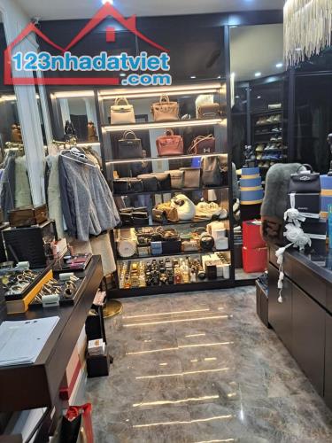 THANG  MÁY_ NHÀ ĐEP_NỘI THẤT ĐẸP_ PHÒNG HÁT XỊN XÒ. - 1