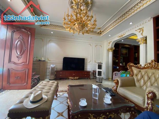 Bán nhà 4,5 tầng tổ 5 Giang Biên, ô tô 7 chỗ vào nhà, gần chợ  gần trường tiện ích đầy đủ