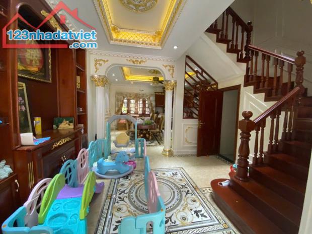 Bán nhà 4,5 tầng tổ 5 Giang Biên, ô tô 7 chỗ vào nhà, gần chợ  gần trường tiện ích đầy đủ - 2