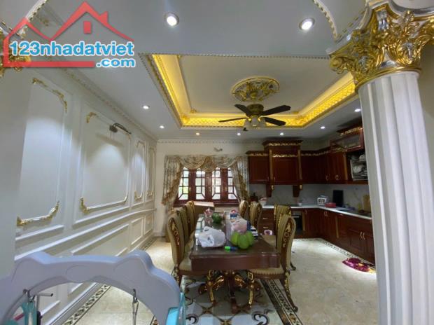 Bán nhà 4,5 tầng tổ 5 Giang Biên, ô tô 7 chỗ vào nhà, gần chợ  gần trường tiện ích đầy đủ - 4