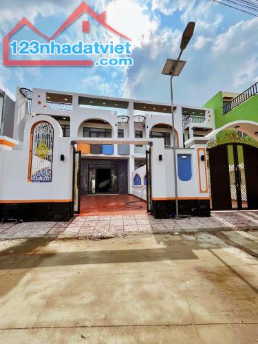 Nhà diện tích lớn 5,5 x 38 có sân trước và sân sau, 4PN 2WC đường ô tô - 1