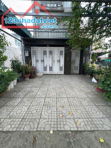 Bán nhà MT đg 25m xây đẹp gần chợ đầu mối Hóc Môn giá chỉ 43tr/m2 đất