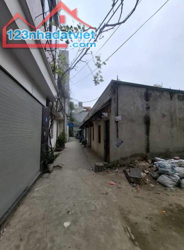 Duy nhất 1 lô. Nhỉnh 4t. Đất phúc lợi 36m x 4m, vuông đẹp chỉ 1 nhà ra oto. LH 0936123469