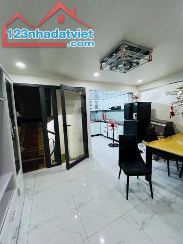 **BÁN GẤP GẤP Nhà Mặt Tiền KD Ngay Chợ Thiếc(4X23m)Trệt+3Lầu,Sổ Vuông A4 Xíu 19Tỷ - 2