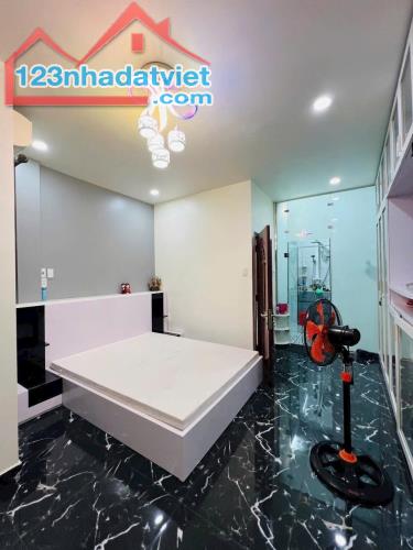 **BÁN GẤP GẤP Nhà Mặt Tiền KD Ngay Chợ Thiếc(4X23m)Trệt+3Lầu,Sổ Vuông A4 Xíu 19Tỷ - 3