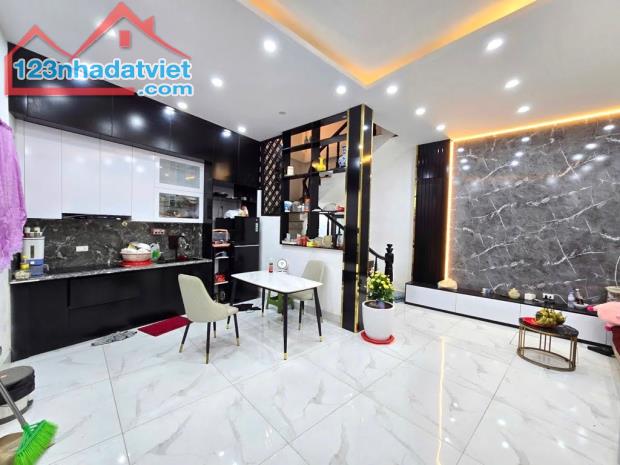 NHÀ XUÂN THỦY 40M2X5 TẦNG - 3 BƯỚC RA PHỐ - ĐƯỜNG THÔNG - TẶNG FULL NT - THÔNG SỐ CỰC VIP - 1