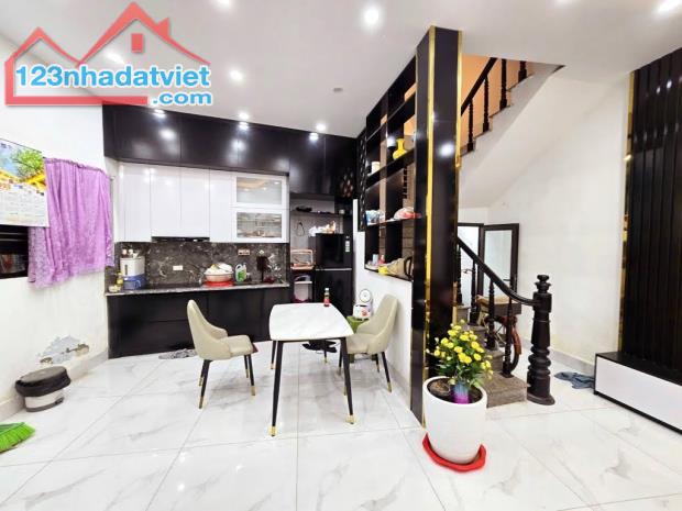 NHÀ XUÂN THỦY 40M2X5 TẦNG - 3 BƯỚC RA PHỐ - ĐƯỜNG THÔNG - TẶNG FULL NT - THÔNG SỐ CỰC VIP - 2