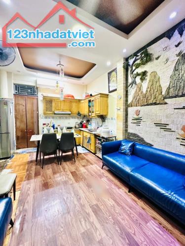 Lô góc, sân thoáng, bán nhà đường Giải Phóng 48M x 5 tầng giá 8,9 tỷ