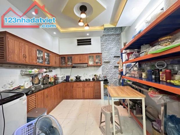 CHÍNH CHỦ BÁN NHÀ NGAY CHỢ NGHĨA PHÁT - HẺM 5M - 2 TẦNG CỰC ĐẸP - CHỈ NHỈNH HƠN 5 tỷ