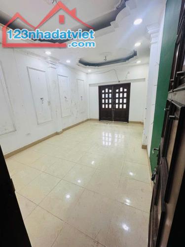 BÁN NHÀ NGUYỄN CHÍ THANH - ĐỐNG ĐA - DIỆN TÍCH: 41/47M2 - XÂY 5 TẦNG - NGÕ TO - Ô TÔ - SỔ - 3