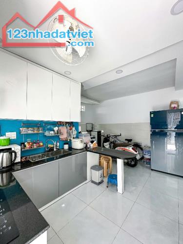 Cần bán nhà mặt tiền 3 tầng, ngay Cầu Nguyễn Văn Cừ - 1