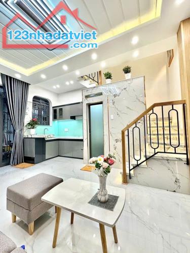 NHÀ ĐẸP GIÁ TỐT – CHỈ 3,xx TỶ - KHÔNG MUA LÀ MẤT! - HẺM THÔNG XE HƠI - SÁT QUANG TRUNG GV