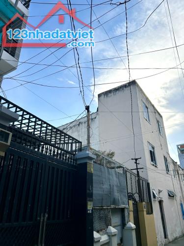 NHÀ CÓ 4 TẦNG ĐƯỜNG XÓM CHIẾU - XE HƠI ĐẬU CỬA-CUNG ĐƯỜNG ĐẸP AN NINH- GẦN CHỢ, TRƯỜNG
