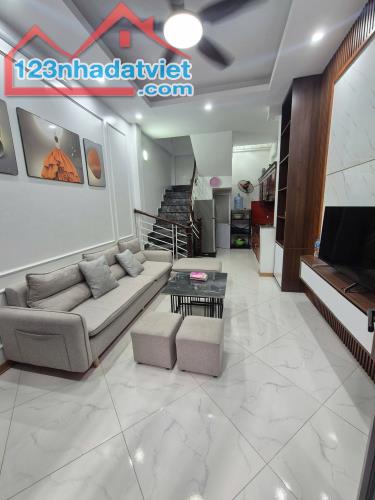 Chính chủ bán gấp nhà ngõ rộng  57  Chính Kinh,Thanh Xuân. DT 35m2 – 5 tầng. 6,35 tỷ.