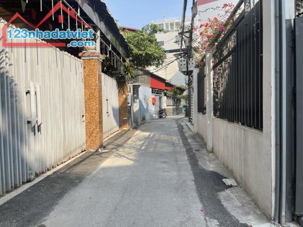Nhỉnh 8 tỷ có ngay 62,2m đất tổ 8 Thạch Bàn, ô tô vào nhà, cách 30m ra đường ô tô tránh