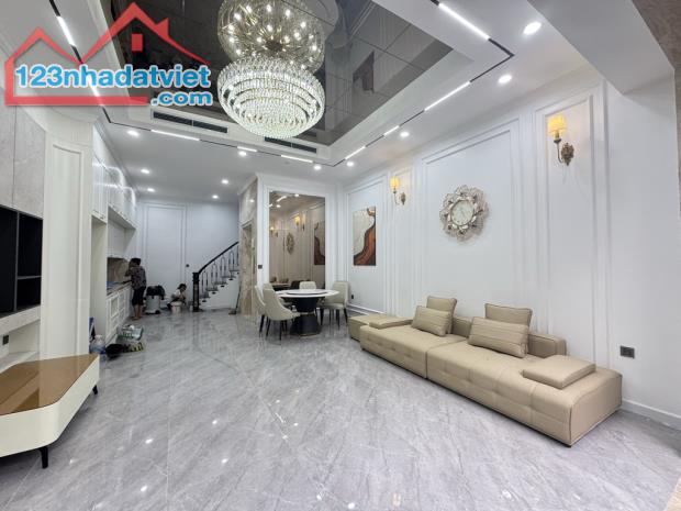 Siêu phẩm Nguyễn Văn Cừ – Nhà 6 tầng thang máy – Full nội thất – DT 70m² chỉ hơn 12 tỷ