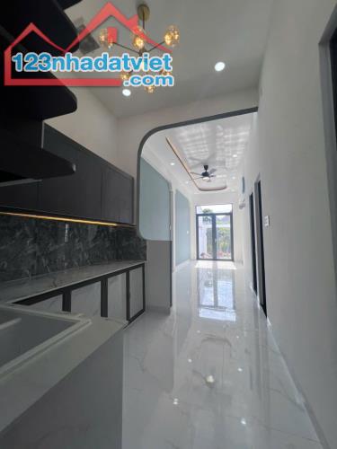 Nhà Mới Xây Thơm Phức Mùi Sơn ở Diên Sơn - Diên Khánh💖💖

♻️Thiết kế : 3 Ngủ - Phòng Thờ - 3