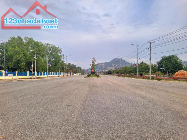 BÁN LÔ ĐẤT ĐẸP – MẶT TIỀN ĐƯỜNG 40M – GIÁ CỰC TỐT CHỈ 965 TRIỆU!

📐 Diện tích: 150m² (6m - 2