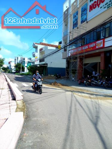 Lô góc NGỘP RẺ143m2(2tỷxx) sát đường TRẦN BÁ, TT DIÊU TRÌ, B Định