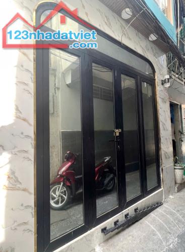Nhà mới 5 tầng hẻm thông sát đường Nguyễn Văn Cừ P2Q5. 4 tỷ 50 triệu