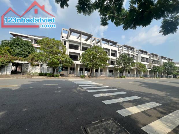 Nhà phố xây sẵn mặt tiền sông vàm cỏ đông ngay trung tâm thị trấn Bến Lức - 2