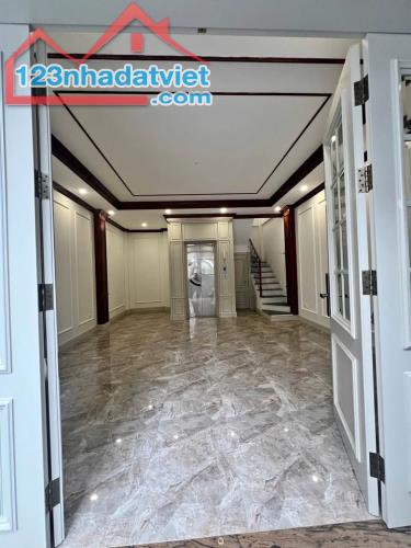 HOA KHÔI 2025-HOÀNG QUỐC VIỆT- CẦU GIẤY-36M-6 TẦNG-THANG MÁY-Ô TÔ ĐỖ CỬA-VỊ TRÍ VÀNG 8,3 Ỷ