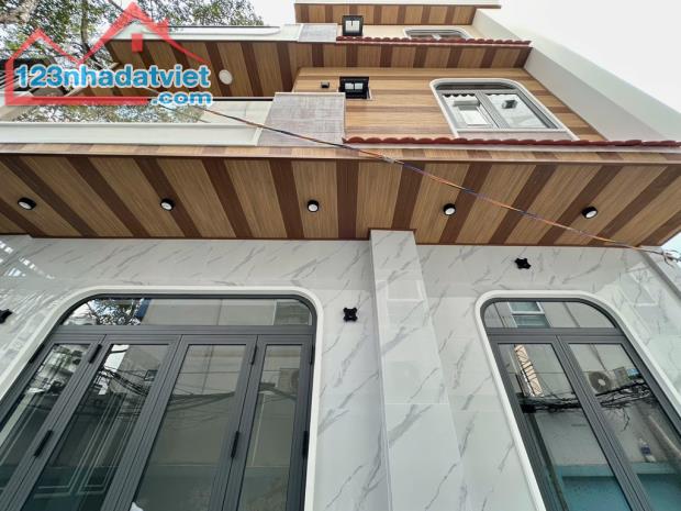 MẶT TIỀN TRẦN QUANG KHẢI KHU VIP QUẬN 1 - 3 TẦNG BTCT MỚI ĐẸP - FULL NỘI THẤT - 9.8 tỷ