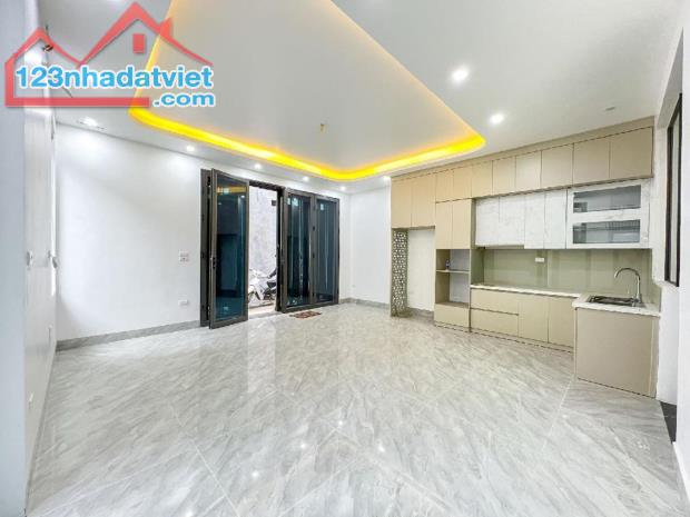 NHÀ THỤY PHƯƠNG – NHỈNH 6 TỶ – Ô TÔ VÀO NHÀ – 5 TẦNG – 5 NGỦ  Diện tích: 40m²  Thiết kế hi